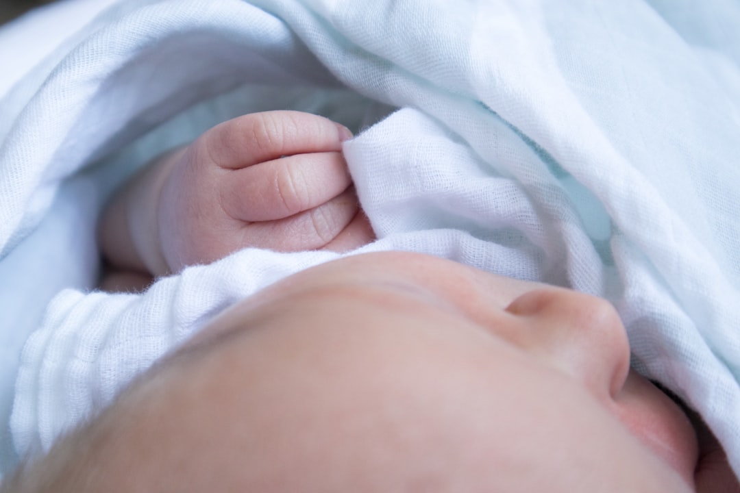 Fordele ved at bruge en baby tyngdedyne til dit barns søvn